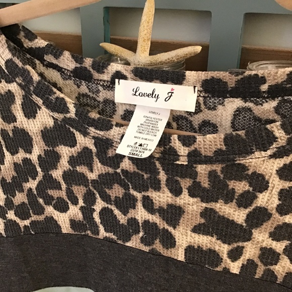 Boutique Lovely J knit sage/leopard prInt top - Picture 3 of 9